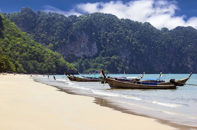 Cách thành phố Krabi khoảng 18 km, vịnh Ao Nang hút khách du lịch bởi nhiều danh lam thắng cảnh nổi tiếng và 17 hòn đảo nhỏ. Để đến Ao Nang, du khách có thể đáp chuyến bay đến thành phố Krabi hoặc đáp chuyến phà từ quần đảo Ko Phi Phi và Ko Lanta. Với bãi cát trắng trải dài, làn nước trong xanh, những vách đá vôi hùng vĩ và vô số khu nghỉ mát tiện nghi, hiện đai, Ao Nang sẽ để lại ấn tượng khó quên trong tâm trí bạn. Ngoài ra, bạn có thể thuê thuyền tới các đảo gần đó như Ko Poda, Ko Thap, và Ko Mo để ngắm san hô.