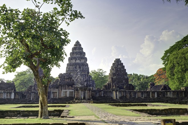 Tọa lạc tại tỉnh Nakhon Ratchasia (hay còn gọi là tỉnh Khorat), công viên lịch sử Phimai, một khu phức hợp di tích gồm nhiều đền và những bức tượng Phật nằm trong một diện tích lớn đang được bảo vệ. Hai công trình có giá trị lớn về mặt kiến trúc trong số chúng là công viên lịch sử Phanom Rung và Pra Sat Hin Phimai. Phimai còn là khu điện thờ Khmer lớn nhất ở Thái Lan và từng là một trong những thành phố quan trọng của người Khmer. Kiến trúc và điêu khắc của đền ra đời cùng thời kỳ với kiến trúc của Bayon, Baphuon và Angkor Wat