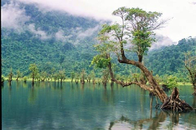 ồ Noong là hồ nước ngọt có từ rất lâu, được trải rộng khắp bản Noong I và bản Noong II. Với diện tích mặt nước rộng khoảng 80ha (vào mùa mưa), 20ha (vào mùa cạn), bao quanh là rừng nguyên sinh bao trùm rộng tới trên 700ha, rừng 