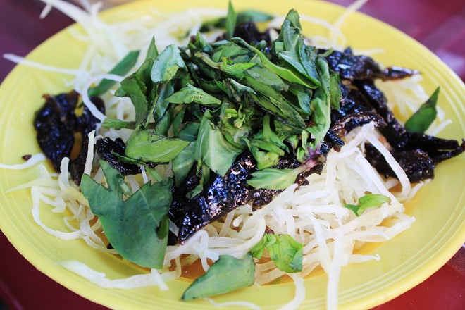 Xắp xắp Ở Đà Lạt, gỏi khô bò được gọi là xắp xắp. Sở dĩ có tên gọi vui tai này là do âm thanh phát ra từ chiếc kéo mỗi khi cắt nguyên liệu hay âm thanh báo hiệu cho sự xuất hiện của hàng xăm xắp. Tương tự gỏi khô bò, một phần xắp xắp cũng có đủ đu đủ bào sợi, khô bò, đậu phộng, nước chan, rau thơm bắt mắt. Muốn thưởng thức món này ở Đà Lạt bạn có thể ghé đến quán ăn vặt trên dốc Bà Triệu, quán 99 (Ngã ba chùa), quán ở hồ Hoàng Văn Thụ, quán nằm trên đường Nguyễn Văn Trỗi (khúc giao với ngã 3 chùa Linh Sơn)...