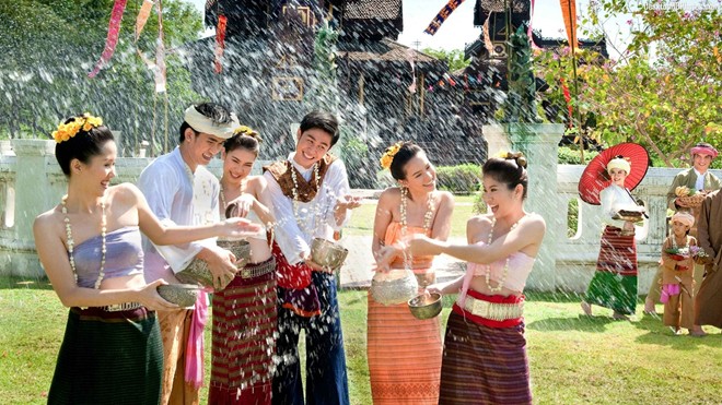 Songkran Festival (Tết của Thái Lan). Ngày 13/4 hàng năm là ngày Tết truyền thống của người Thái. Trong dịp này họ tổ chức rất nhiều nghi thức tôn giáo truyền thống, đặc biệt là hoạt động té nước nhộn nhịp. Theo quan niệm của người Thái, đây là thời điểm quan trọng để bạn gột rửa mọi bụi bẩn khởi đầu một năm mới an lành. Ảnh: desktophdphotos