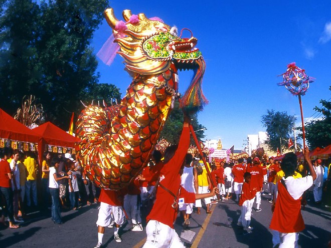 Vegetarian Festival (Lễ hội ăn chay). Hàng năm vào ngày 10/10, người dân Phuket tổ khai mạc lễ ăn chay với quy mô lớn. Suốt thời gian diễn ra lễ hội, những người sùng đạo phải tuân thủ nghiêm ngặt quy tắc kiêng ăn thịt, uống rượu và quan hệ tình dục. Ảnh: tourismthailand