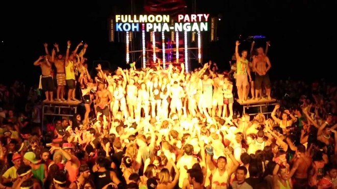 Full Moon Festival (Lễ hội Full Moon). Đây là lễ hội trăng tròn được tổ chức tại đảo Koh Pangan vào tháng 12 hàng năm để tạ ơn thần mặt trăng của ngư dân vùng đảo. Lễ hội với các hoạt động vui nhộn như lửa trại, ca hát, ăn uống vui đùa được diễn ra hết sức sôi nổi náo nhiệt cho đến khi trăng lặn. Ảnh: Baike