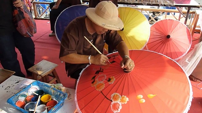 Bosang Umbrella Fair (Hội chợ ô tại Bosang). Hội chợ được tổ chức vào cuối tuần thứ 3 của tháng 1 hàng năm. Đây là lễ hội của những chiếc ô giấy với đủ loại màu sắc sặc sỡ cùng với hàng trăm thứ đồ thủ công mỹ nghệ khác được trưng bày tai khu chợ Bo Sang thuộc ngôi làng nhỏ tên là Bo Sang, Chiang Mai, phía bắc Thái Lan. Ảnh: youtube