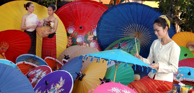 Trong quá trình diễn ra hội chợ Bo Sang Umbrella có rất nhiều hoạt động, các cuộc thi được tổ chức gây được sự chú ý lớn như cuộc thi tài năng, triển lãm, bày bán các loại ô và những hàng hóa thủ công mỹ nghệ trong các gian hàng nhỏ xinh và đặc biệt là cuộc thi tìm ra Người Đẹp Bo Sang. Ảnh: bangkok101