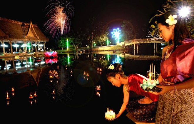Loy Krathong (Lễ hội hoa đăng). Trong tiếng Thái, Loy có nghĩa là “trôi”, còn Krathong là chiếc bè nổi trên nước có hình hoa sen. Đây là lễ hội truyền thống được tổ chức vào đêm rằm tháng 12 theo lịch Thái (vào khoảng tháng 11 dương lịch) trên khắp Thái Lan với lịch sử hơn 700 năm. Ảnh: Wangyi