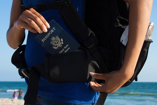 4. Đem theo hộ chiếu trong người: Bạn nên sao chép vài bản và để bản gốc trong két sắt ở khách sạn bởi đây là giấy tờ quan trọng đảm bảo bạn sẽ trở về an toàn mà không gặp rắc rối gì. Ảnh: Tortugabackpacks.
