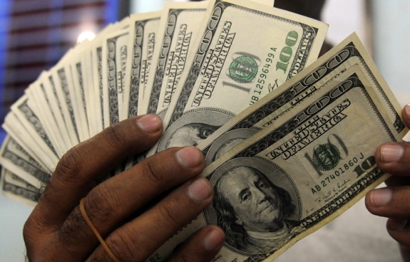 10. Đem theo toàn tiền mệnh giá lớn hoặc không đem tiền mặt: Không phải nơi nào cũng nhận thanh toán bằng thẻ và việc đưa tờ 100 USD để trả cho món đồ có giá 2 USD sẽ không dễ dàng gì. Tốt hơn là bạn nên đem theo nhiều mệnh giá khác nhau. Hơn nữa, đừng thể hiện mình có nhiều tiền, điều đó sẽ khiến bạn dễ trở thành mục tiêu cho những kẻ bất lương. Ảnh: News.