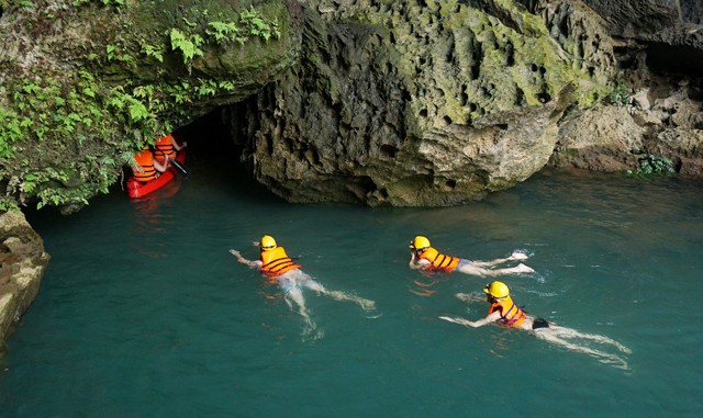 Để vào hang, bạn có thể bơi hoặc chèo thuyền kayak.
