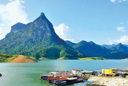 N&uacute;i P&aacute;c Tạ b&ecirc;n hồ Na Hang nh&igrave;n từ xa.