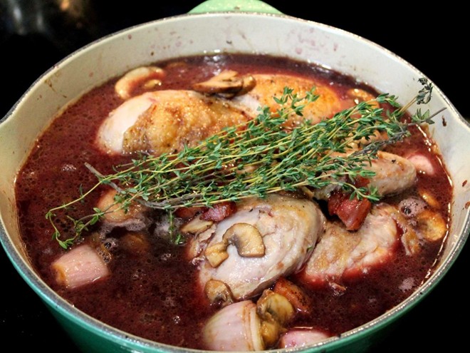 Món gà coq au vin của vùng Burgundy được om trong rượu vang đỏ cùng tỏi và các loại rau củ.