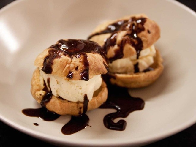  Profiteroles là loại bánh đầy kem vanilla bên trong, bên ngoài phủ lớp xốt chocolate mượt như nhung.