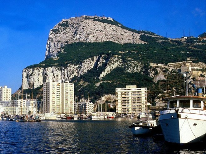 Gibraltar  Đất nước Gibraltar nằm ngoài khơi bờ biển phía nam của Tây Ban Nha, với dân số 30.000 người và diện tích khoảng 6,8km2. Trước kia, vùng đất này là căn cứ quân sự quan trọng của lực lượng vũ trang và hải quân hoàng gia Anh. Vào các mùa du lịch, gần như bạn chỉ thấy toàn những du thuyền neo đậu ngoài bờ cảng. Nơi đây có nhiều cảnh đẹp và rất nổi tiếng, trong đó phải kể đến The Pillars of Hercules (nơi Hercules chống trời).  Hiện các chuyến bay thẳng từ London hạ cánh xuống đường bay duy nhất ở Gibraltar sẽ giúp du khách thuận lợi trong việc di chuyển tham quan.  Điểm đến nổi bật ở đất nước bé nhỏ này chính là đi cáp treo lên đỉnh ngọn núi đá và chỉ mất một ngày là có thể tham quan loài khỉ hoang dã Barbary duy nhất trên đảo.