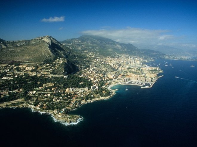 Monaco  Được tách độc lập khỏi nước Pháp từ thế kỷ 15, Monaco có ba mặt tiếp giáp với Pháp, mặt còn lại tiếp giáp với Địa Trung Hải, diện tích nhỏ hơn 1.600km2 và dân số trung bình 37.000 người. Những người sinh ra và lớn lên ở Monaco nói tiếng Pháp, Ý, Anh và tiếng mẹ đẻ Monégasque. Đây là một trong những quốc gia có GDP đầu người cao nhất thế giới.  Các từ khóa nổi tiếng nhất là du lịch, casino và Grace Kelly - một nữ diễn viên nổi tiếng người Mỹ kết hôn với ông hoàng Monaco Rainer III, sau đó trở thành công nương của quốc gia bé nhỏ này. Đồng thời, nơi này còn là nơi sinh sống của nhiều triệu phú thế giới.  Ngoài bến cảng tuyệt đẹp đầy ắp những chiếc du thuyền và sòng bạc sang trọng từng xuất hiện trong bộ phim James Bond, Monaco còn có một bảo tàng hải dương học nổi tiếng thế giới.
