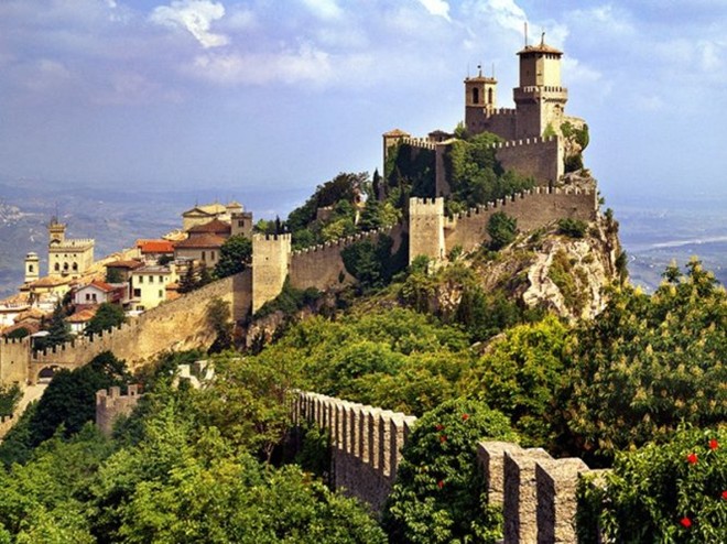 San Marino  Còn có tên gọi là nước Cộng hòa Đại bình yên San Marino với dân số khoảng 32.000 người sinh sống trên diện tích 62km2 tại dãy núi Apennine của Italy. San Marino được thành lập vào năm 301 trước Công nguyên bởi một người Thiên chúa giáo có tên Marino, nhưng vẫn chưa được công nhận cho đến năm 1600, dù nước này đã tuyên bố chủ quyền.  San Marino được biết là quốc gia có tuổi thọ trung bình cao nhất nhì thế giới. Kinh tế chủ yếu dựa vào nông nghiệp và du lịch.  Hằng năm San Marino đón hơn 2 triệu lượt khách tham quan từ khắp các quốc gia trên thế giới nhờ dấu hộ chiếu độc đáo và quà lưu niệm ấn tượng với hai màu trắng - xanh là màu cờ của San Marino, nhờ đó thu nhập của người dân tăng cao.Ý. 