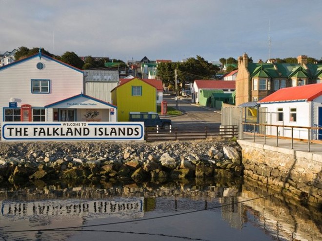 Quần đảo Falkland  Là quần đảo tự trị nằm ngoài khơi Nam Mỹ, Falklands là nơi có nhiều loài chim quý hiếm, cá voi, hải cẩu, cừu và một số loài chim cánh cụt. Những chú chim cánh cụt thậm chí còn đông hơn 3.000 cư dân sinh sống trên đảo. Chủ yếu người dân tập trung ở thủ đô Stanley, nơi không có máy rút tiền ATM, không nhiều quán rượu.  Để đến đây, du khách có thể thực hiện các chuyến bay từ Chile và Anh, thông qua đảo Ascension. Du khách chủ yếu ghé qua đây trước khi phiêu lưu, khám phá Nam Cực.