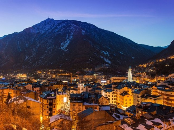 Andorra  Nằm ẩn mình trong dãy núi Pyrenees giữa Tây Ban Nha - Pháp và cách Barcelona khoảng ba giờ xe, Andorra là quốc gia không có biển với dân số khoảng 76.000 người và là nơi lưu giữ nhiều truyền thống của người Tây Ban Nha.  Người dân ở đây sử dụng Catalan làm ngôn ngữ chính. Andorra quyến rũ du khách bởi vẻ đẹp lãng mạn của những đỉnh núi phủ đầy tuyết trắng và các thung lũng hoa anh đào đẹp mê ly.  Đây cũng là nơi tập trung các khu spa đẳng cấp thế giới. 
