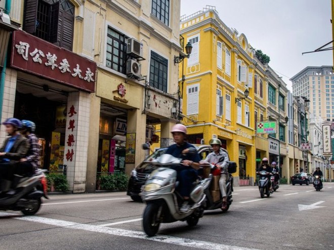 Macau  Macau, thuộc địa của Bồ Đào Nha, là một bán đảo nhỏ nằm gần Trung Quốc và là trung tâm cờ bạc lớn nhất thế giới, được UNESCO công nhận là di sản thế giới. Là một “đặc khu hành chính” của Trung Quốc, Macau vẫn khẳng định sự độc lập của mình bằng đồng tiền, phong tục và các món ăn riêng.