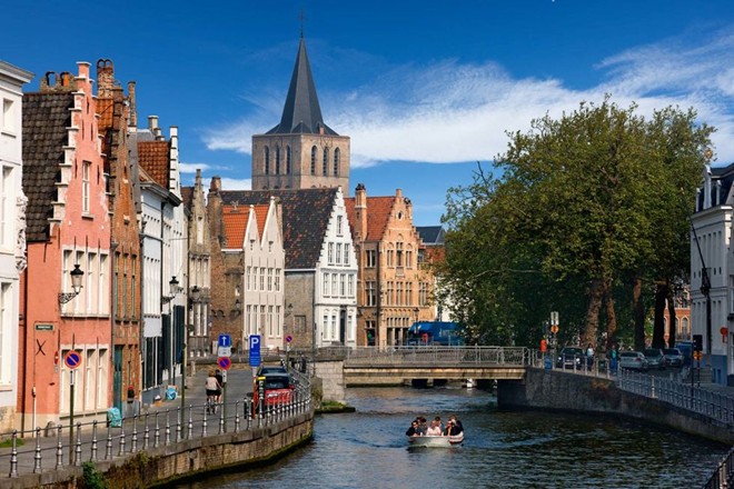  Bruges, Bỉ: Thành phố nhỏ bé này của Bỉ như một bức tranh cổ xưa đưa bạn trở về với những năm tháng hoàng kim nhất của Châu Âu phồn thịnh. Đến đây bạn có thể kết hợp đi bộ và ngồi thuyền lả lướt trên các dòng kênh. Giá cho mỗi chuyến đi thuyền 30 phút là 7 euro (khoảng 194.000 đồng). Khách du lịch cũng có thể dễ dàng đi sâu vào những con hẻm nhỏ, lắt léo. Giá thuê một chiếc xe khoảng 15 euro (khoảng 415.000 đồng) một ngày. 