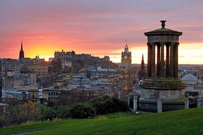 Edinburgh (thủ đô của Scotland): Nơi đây hấp dẫn du khách bởi 2 thành phố khác biệt: Thành phố cổ và thành phố hiện đại. Đây là những di sản thế giới với 4500 các toà nhà được công nhận. Thành phố Edinburgh đẹp mê hồn trải dài trên núi, gần biển, có sự ồn ào, tấp nập của một đô thị lớn, nhưng lại cũng không thiếu những góc yên bình và lãng mạn của vùng quê.