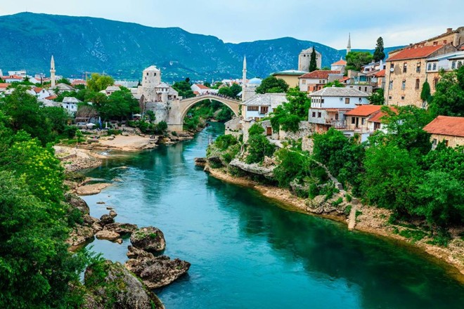 Mostar, Bosnia và Herzegovia: Trong khi hầu hết du khách đến Đông Âu thăm Sarajevo của thủ đô Bosnia, thì thành phố nhỏ Mostar trong khu vực Herzegovina cũng là địa danh có giá trị không kém cho các cuộc hành hương. Thành phố đẹp như tranh vẽ này là nơi có cây cầu nổi tiếng Stari Most của vùng Balkan và được bao quanh bởi các dãy núi xanh tươi, điều này làm cho thành phố thực sự trở nên sống động trong những tháng mùa hè.