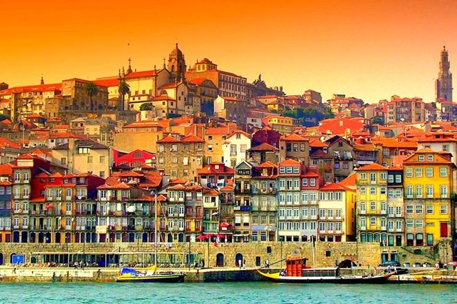 6. Porto, Bồ Đào Nha: Thật khó mà cưỡng lại được trước vẻ đẹp của thành phố lãng mạn thứ hai của Bồ Đào Nha-Porto. Nằm trên bờ biển của Rio Douro, thị trấn này là nơi hội tụ của màu sắc và phong cách kiến trúc độc đáo. Cũng do tình hình kinh tế nên những năm gần đây chi phí sinh hoạt của Bồ Đào Nha đã giảm xuống đáng kể, do đó chi phí du lịch ở đây cũng có giá mềm hơn rất nhiều so với các quốc gia Tây Âu khác.