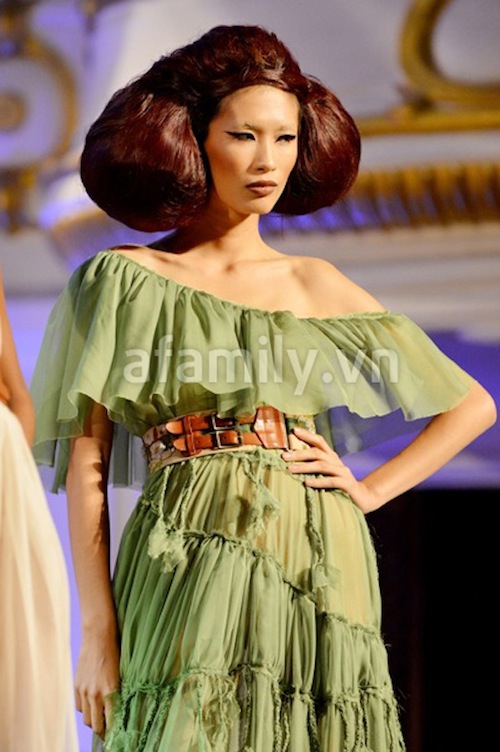 Á hậu Tú Anh ấn tượng trong lần catwalk đầu tiên