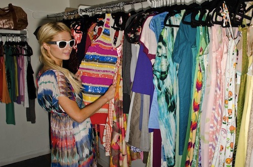 Khám phá phòng chứa đồ hoành tráng của Paris Hilton