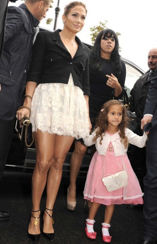 Jennifer Lopez cho con gái diện túi Chanel 40 triệu