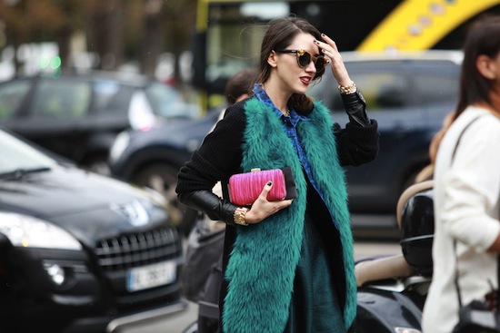 Street style đa sắc màu bên lề Paris Fashion Week