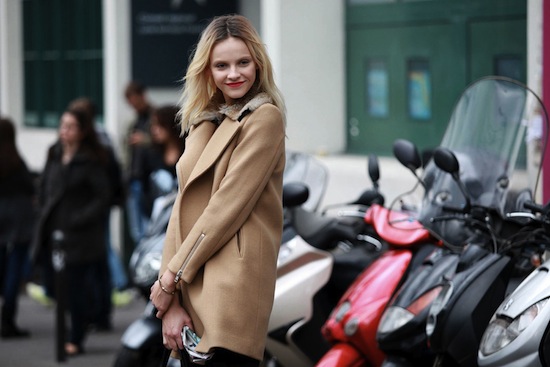 Street style đa sắc màu bên lề Paris Fashion Week