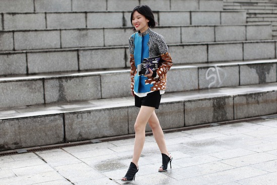 Street style đa sắc màu bên lề Paris Fashion Week