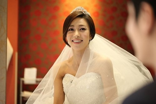 Sao H&agrave;n đẹp lộng lẫy c&ugrave;ng v&aacute;y cưới