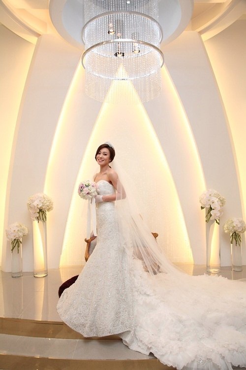 Sao H&agrave;n đẹp lộng lẫy c&ugrave;ng v&aacute;y cưới