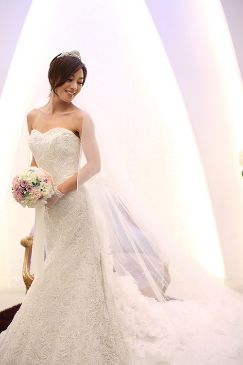 Sao H&agrave;n đẹp lộng lẫy c&ugrave;ng v&aacute;y cưới