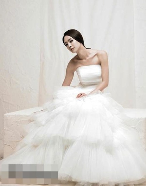 Sao H&agrave;n đẹp lộng lẫy c&ugrave;ng v&aacute;y cưới