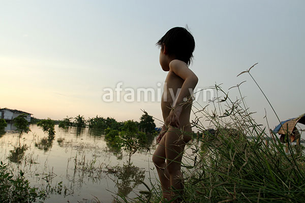 Long đong phận nữ trên sông Hồng mùa nước dâng