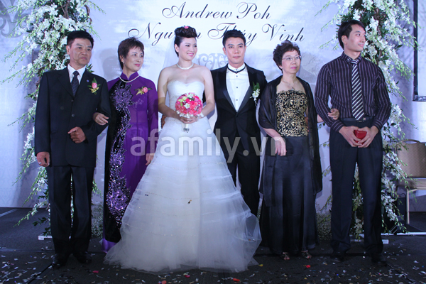 thuy-vinh-goi-cam-voi-vay-cuoi-khoe-nguc-day
