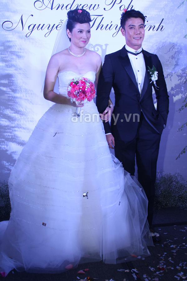 thuy-vinh-goi-cam-voi-vay-cuoi-khoe-nguc-day