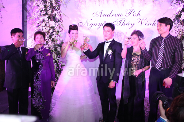 thuy-vinh-goi-cam-voi-vay-cuoi-khoe-nguc-day