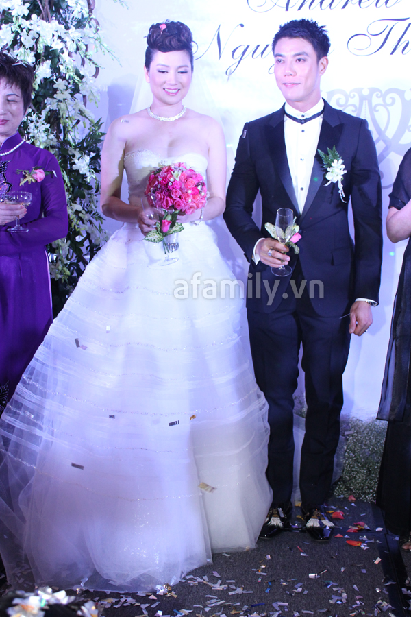 thuy-vinh-goi-cam-voi-vay-cuoi-khoe-nguc-day