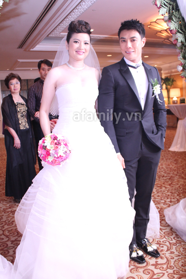 thuy-vinh-goi-cam-voi-vay-cuoi-khoe-nguc-day