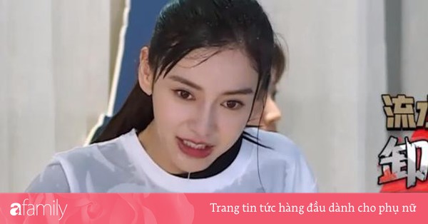 Gương mặt bị tạt nước xối xả nhưng không trôi lớp make up của Angela Baby gây sốt mạng xã hội