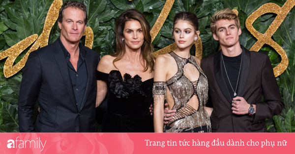 Bức ảnh gây choáng nhất hôm nay: 4 thành viên gia đình siêu mẫu Cindy Crawford cực phẩm, thần thái khỏi nói hội tụ