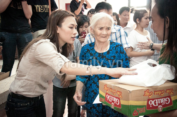 my-tam-cuoi-tha-ga-khi-lam-tu-thien