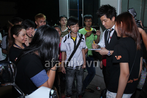 ba-bau-pham-quynh-anh-cung-me-di-xem-ca-nhac