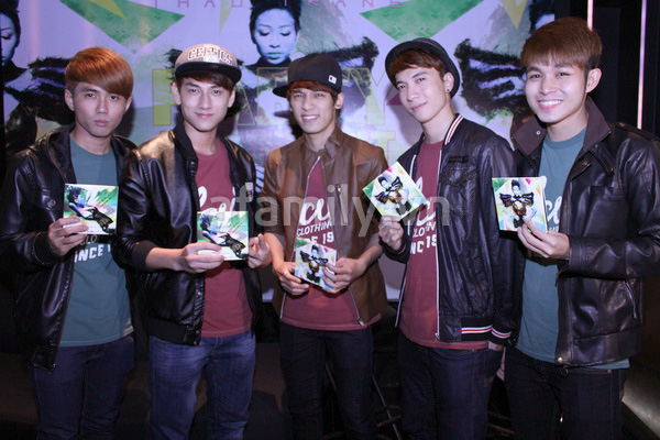 thao-trang-goi-cam-voi-vay-khoet-nguc-tao-bao