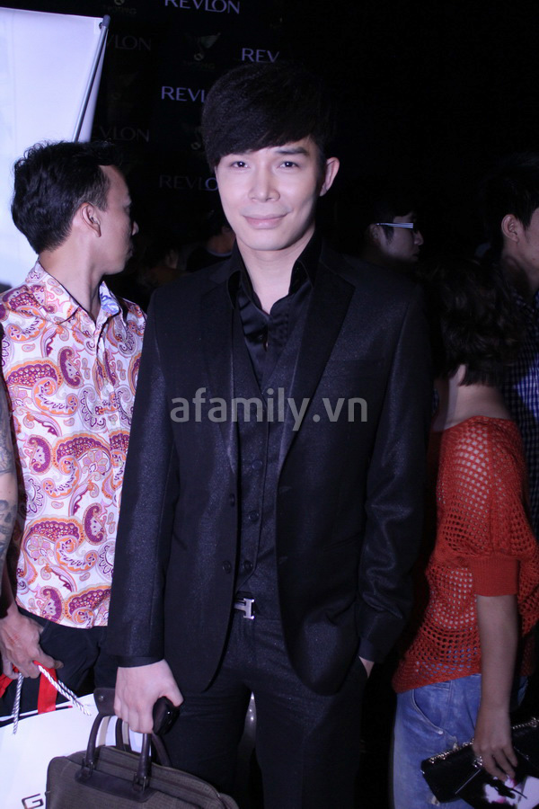 thao-trang-goi-cam-voi-vay-khoet-nguc-tao-bao
