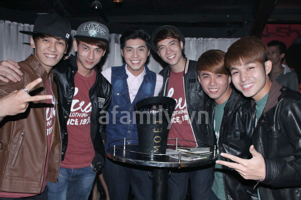 thao-trang-goi-cam-voi-vay-khoet-nguc-tao-bao