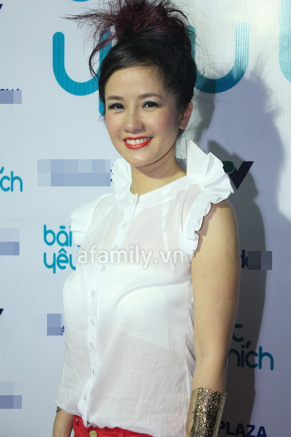 Mai Phương Th&uacute;y khoe vai trần gợi cảm